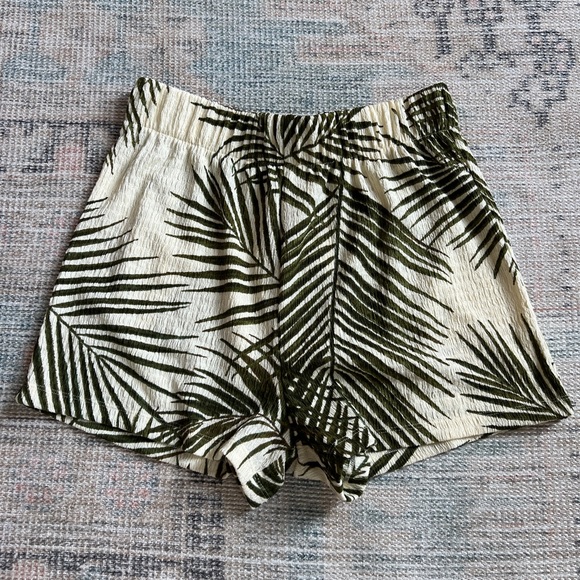 H&M High-Waist Slip On Palm Leaves Shorts Size Small - Picture 1 of 3